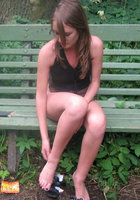 Шатенка сняла одежду посреди городского парка 17 фото Шатенка сняла одежду посреди городского парка 17 фото