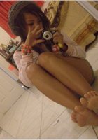 Девицы перед зеркалом фотографируют свою грудь 15 фото