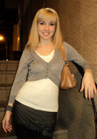 Русская блондинка с челкой и веснушками разделась в студии 8 фото Русская блондинка с челкой и веснушками разделась в студии 8 фото