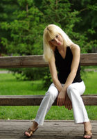 Русская блондинка с челкой и веснушками разделась в студии 9 фото Русская блондинка с челкой и веснушками разделась в студии 9 фото