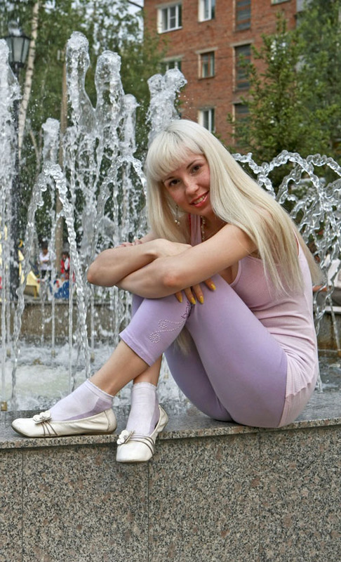 Русская блондинка с челкой и веснушками разделась в студии 7 фотография