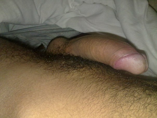 Любовник показывает возбуждённый член у подруги дома 21 фотография