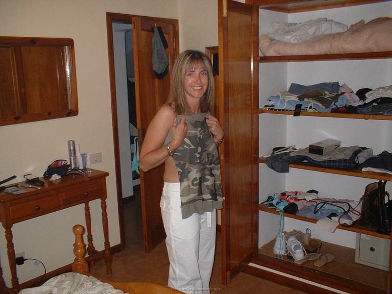 Любовники развлекаются топлесс у бассейна 9 фотография