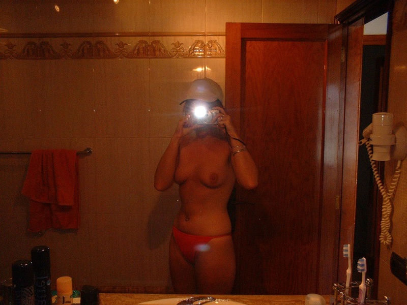 Любовники развлекаются топлесс у бассейна 2 фотография