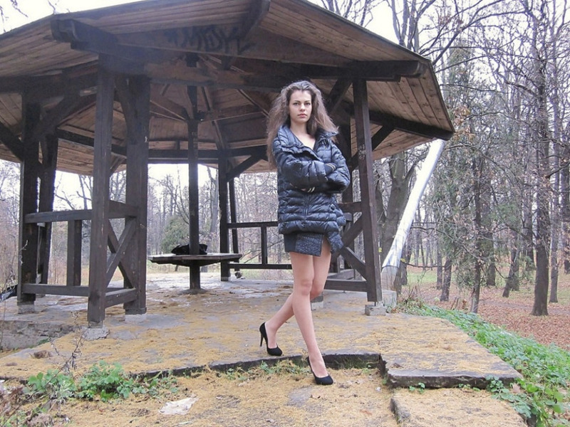 Студентка обнажила грудь и киску в беседке 10 фотография