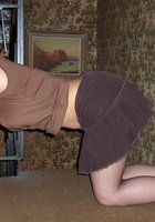 Пышная коллега готовится встречать бойфренда в спальне 2 фото