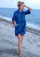 Стройная блондинка не скрывает вагину и сиськи от поклонников 7 фото