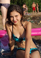 Невеста в свадебном платье и в купальнике на отдыхе 3 фото