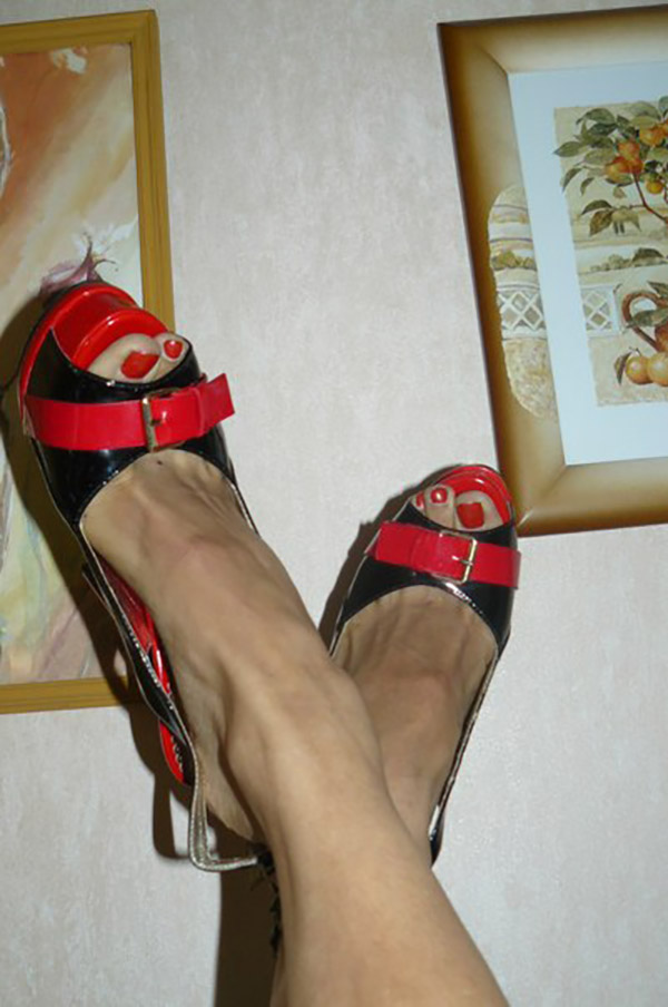 Девушки показывают красивые ступни крупным планом 5 фотография