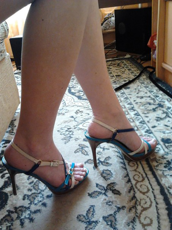 Девушки показывают красивые ступни крупным планом 10 фотография