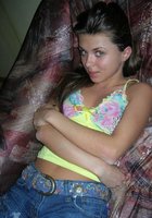 Деваха отклячила красивые ягодицы и размяла маленькие сиси 2 фото