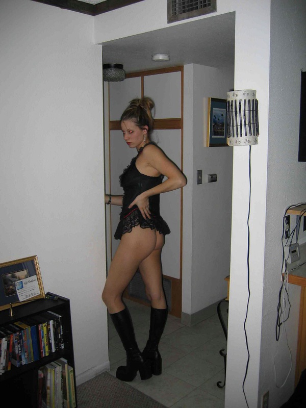 Дама сосет и дрочит себе одновременно 1 фотография