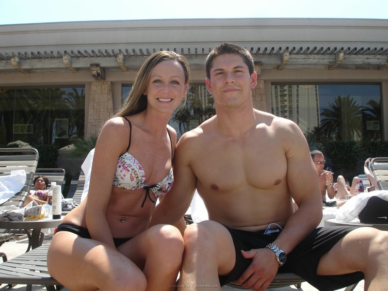 Жена позирует на природе в купальнике, а дома голой 6 фотография