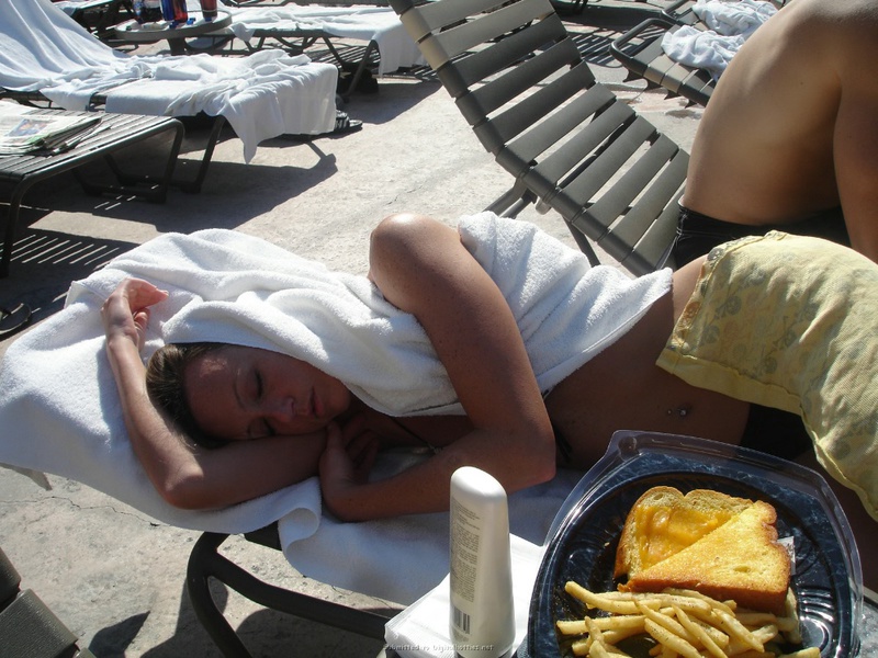 Жена позирует на природе в купальнике, а дома голой 9 фотография