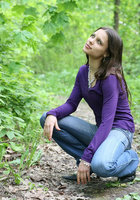 Губастая красотка раздевается и светит телом с платком на тропе 2 фото