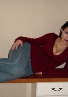 Сисястая тёлка «а-ля 90-е» на бампере старомодной тачки 1 фото Сисястая тёлка «а-ля 90-е» на бампере старомодной тачки 1 фото