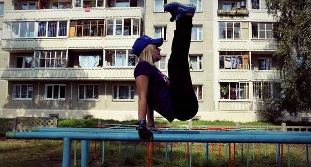 Спортивная девушка делает упражнения на улице 2 фотография