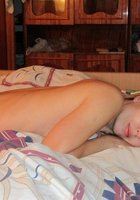 Стройная особа со светлыми волосами развратничает в спальне в стрингах 9 фото