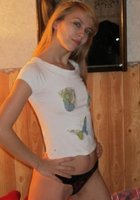 Стройная особа со светлыми волосами развратничает в спальне в стрингах 3 фото