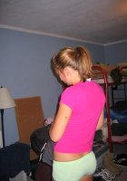 Любовница разделась и хвастается писькой на кровати 6 фото