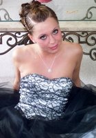 Любовница разделась и хвастается писькой на кровати 14 фото