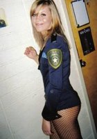 Любовница разделась и хвастается писькой на кровати 18 фото