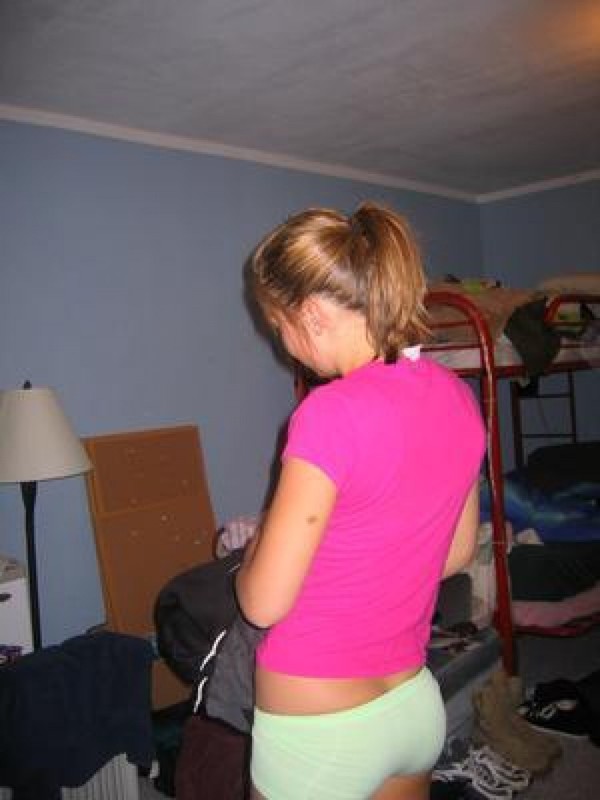 Любовница разделась и хвастается писькой на кровати 6 фотография