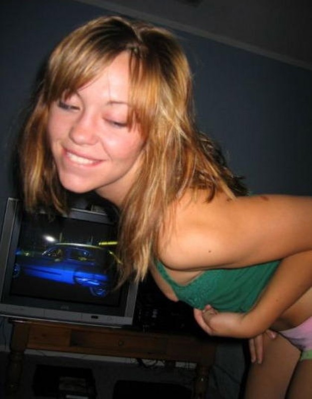 Любовница разделась и хвастается писькой на кровати 7 фотография