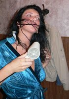 Брюнетка сушит волосы дома, показывая зад и сиськи 2 фото