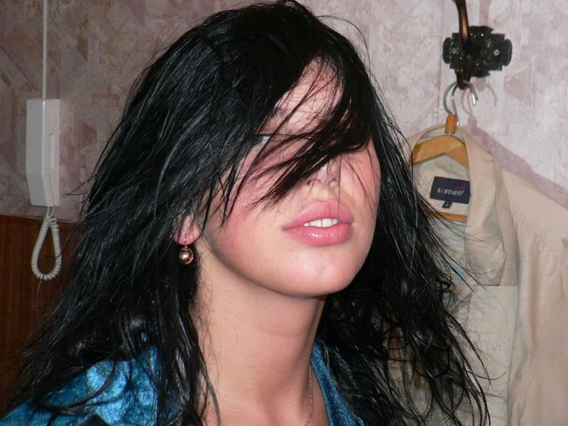 Брюнетка сушит волосы дома, показывая зад и сиськи 1 фотография