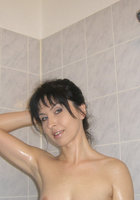 Голая мама хвастает мохнаткой в ванной и раскрывает писю на ковре 5 фото Голая мама хвастает мохнаткой в ванной и раскрывает писю на ковре 5 фото