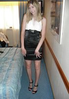 Скромная телка раздвинула ноги для мастурбации 1 фото Скромная телка раздвинула ноги для мастурбации 1 фото