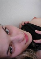 Молодая девушка сняла трусики и показала под юбкой киску 1 фото Молодая девушка сняла трусики и показала под юбкой киску 1 фото