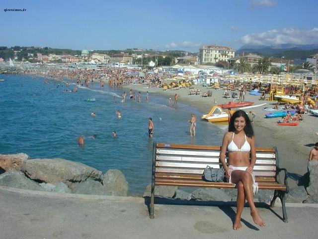 Отпускница купается в море без лифчика 4 фотография