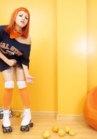 Рыженькая любовница на роликах показывает сиськи в кабинете 1 фото Рыженькая любовница на роликах показывает сиськи в кабинете 1 фото