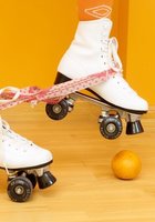 Рыженькая любовница на роликах показывает сиськи в кабинете 34 фото Рыженькая любовница на роликах показывает сиськи в кабинете 34 фото