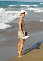 Миниатюрная блондинка взяла на отдых любовника 2 фото Миниатюрная блондинка взяла на отдых любовника 2 фото