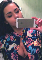 Красивая шатенка вышла на прогулку без белья 5 фото Красивая шатенка вышла на прогулку без белья 5 фото