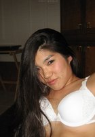 Азиатка показывает волосатую киску на камеру 1 фото Азиатка показывает волосатую киску на камеру 1 фото