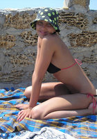 Молодая женщина отдыхает в купальнике на пляже 2 фото Молодая женщина отдыхает в купальнике на пляже 2 фото