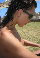 Молодая женщина отдыхает в купальнике на пляже 7 фото Молодая женщина отдыхает в купальнике на пляже 7 фото