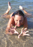 Молодая женщина отдыхает в купальнике на пляже 13 фото Молодая женщина отдыхает в купальнике на пляже 13 фото