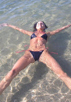 Молодая женщина отдыхает в купальнике на пляже 16 фото Молодая женщина отдыхает в купальнике на пляже 16 фото