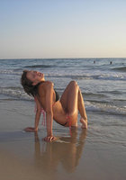 Молодая женщина отдыхает в купальнике на пляже 15 фото Молодая женщина отдыхает в купальнике на пляже 15 фото