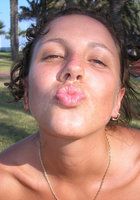 Молодая женщина отдыхает в купальнике на пляже 1 фото Молодая женщина отдыхает в купальнике на пляже 1 фото