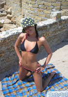 Молодая женщина отдыхает в купальнике на пляже 4 фото Молодая женщина отдыхает в купальнике на пляже 4 фото