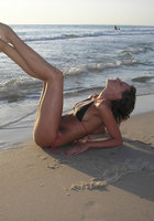 Молодая женщина отдыхает в купальнике на пляже 6 фото Молодая женщина отдыхает в купальнике на пляже 6 фото