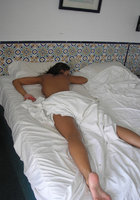 Молодая женщина отдыхает в купальнике на пляже 19 фото Молодая женщина отдыхает в купальнике на пляже 19 фото