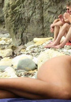 Брюнетка отдохнула голой на нудистском пляже 11 фото Брюнетка отдохнула голой на нудистском пляже 11 фото