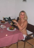 Молодая блонда встречается с лысым мужиком в его особняке 12 фото